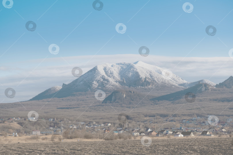 Скачать Вид на гору Бештау из Железноводска, Россия фотосток Ozero