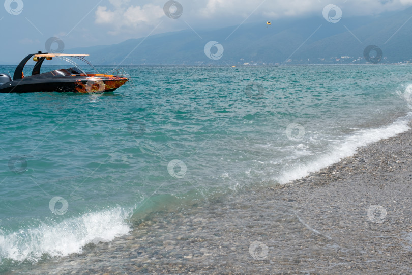 Скачать Вид туристического катера на побережье Черного моря в Абхазии фотосток Ozero
