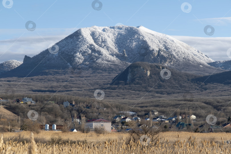 Скачать Вид на гору Бештау из Железноводска, Россия. фотосток Ozero