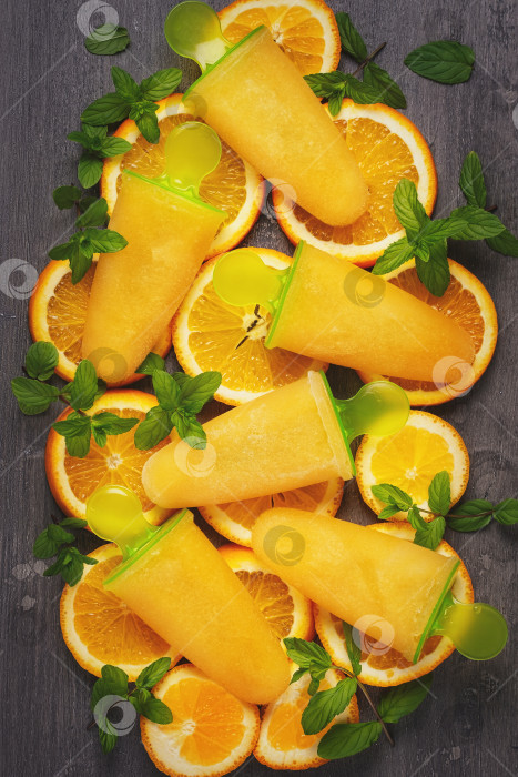 Скачать Домашнее фруктовое мороженое с апельсиновым льдом и дольками апельсина фотосток Ozero