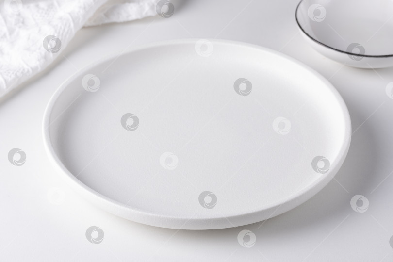 Скачать Пустая белая тарелка на белом столе фотосток Ozero