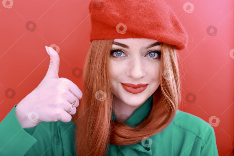 Скачать портрет рыжей девушки в красном берете фотосток Ozero