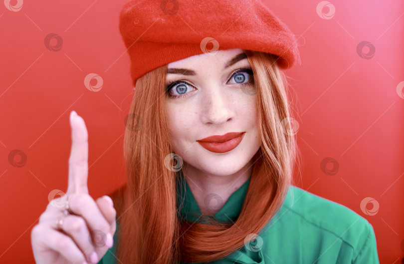Скачать красивая девушка с рыжими волосами в красном берете и зеленой рубашке с бантом фотосток Ozero