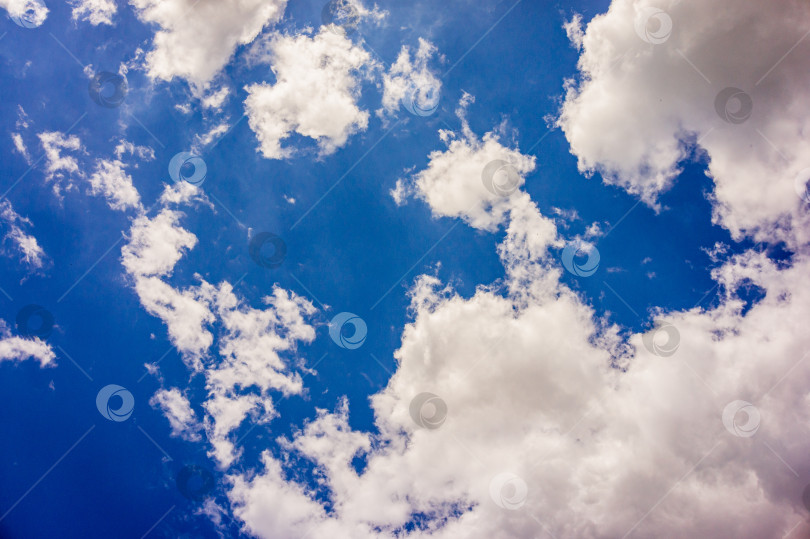 Скачать Голубое небо с белыми облаками над вашей головой. Белые причудливые облака в виде фона для дизайна. Красивый вид на небо в качестве естественного фона. фотосток Ozero