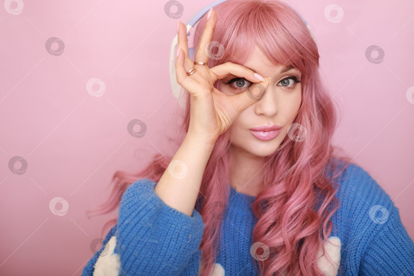 Скачать Портрет девушки с розовыми волосами и наушниками  на голове. разные эмоции. серия кадров фотосток Ozero