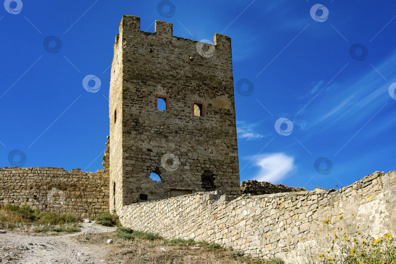 Скачать средневековая генуэзская крепость на берегу Феодосийского залива в южной части города. Крупный план крепостной башни генуэзской крепости Кафа. фотосток Ozero
