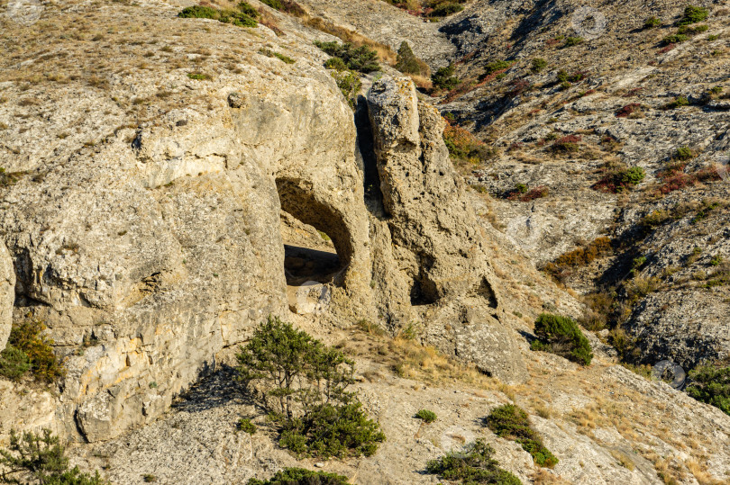 Скачать Мыс Алчак на южном побережье Крыма на окраине курортного города Судак. Крупным планом огромные камни и природные валуны. Потрясающий вид с тропы Алчак-Кая на неприступную гору вдоль скалистого берега фотосток Ozero