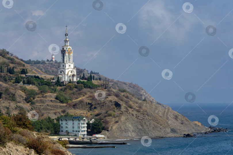 Скачать Храм Святого Николая Чудотворца, покровителя путешественников и моряков, на берегу моря и на краю обрыва. Самый высокий храм в Крыму - маяк. фотосток Ozero