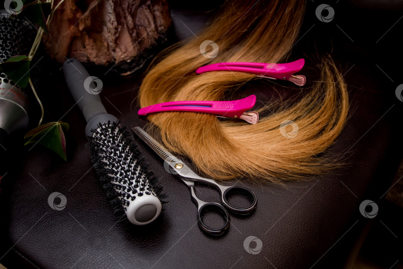 Скачать Парикмахерские профессиональные инструменты для стрижки, укладки  волос. фотосток Ozero