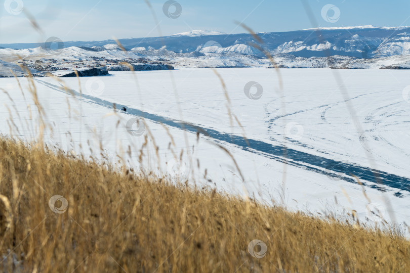 Скачать Дорога для хивусов на ледовой переправе на Байкале фотосток Ozero