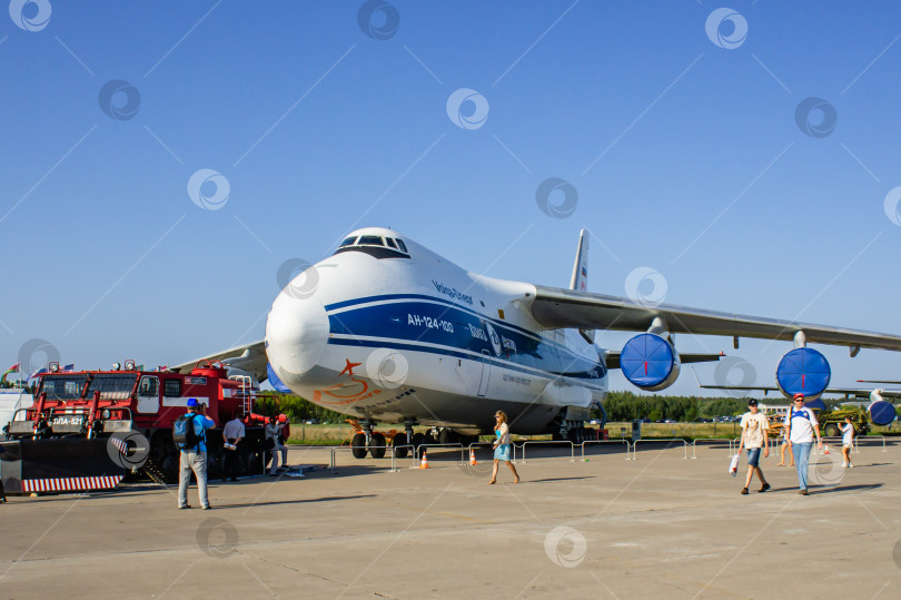 Скачать Тяжелый дальнемагистральный транспортный самолет Ан-124 "Руслан" (НАТО - "Кондор") авиакомпании "Волга-Днепр" стоит на стационарной стоянке Летно-исследовательского института имени Громова. МАКС-2011. фотосток Ozero