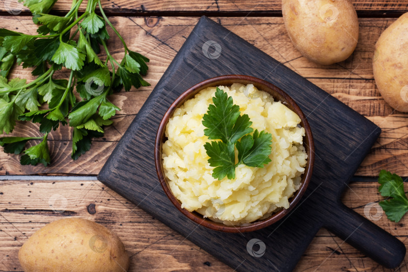 Скачать Картофельное пюре со сливками домашнего приготовления в блюде с петрушкой. фотосток Ozero