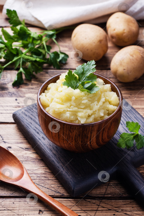 Скачать Картофельное пюре со сливками домашнего приготовления в блюде с петрушкой. фотосток Ozero