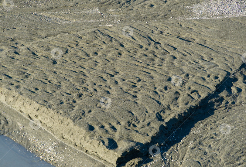 Скачать Оригинальная текстура влажного серого песка горной реки Мзымта в Адлере. Отличный фон для любого природного дизайна. фотосток Ozero