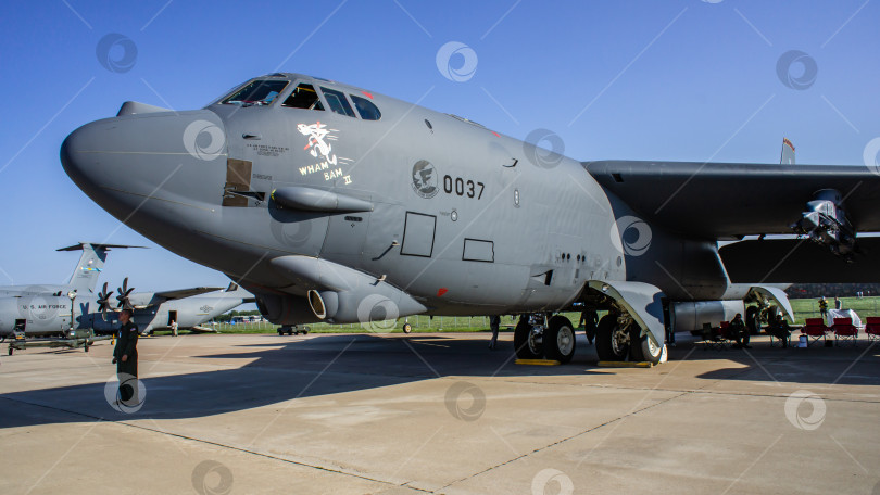 Скачать Американский стратегический бомбардировщик Boeing B-52 "Стратофортресс" на стоянке Летно-исследовательского института имени Громова. Крупный план. МАКС-2011 1 фотосток Ozero