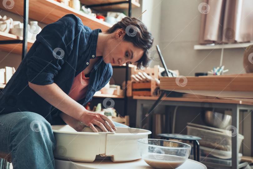 Скачать Женщина в гончарной мастерской работает на гончарном круге фотосток Ozero