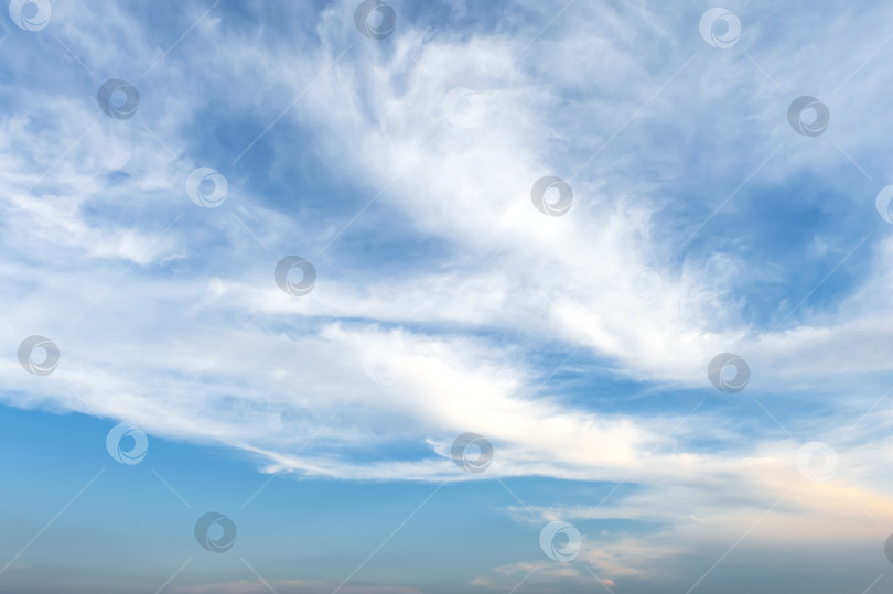 Скачать Голубое небо с облаками. Красивый, естественный фон. фотосток Ozero