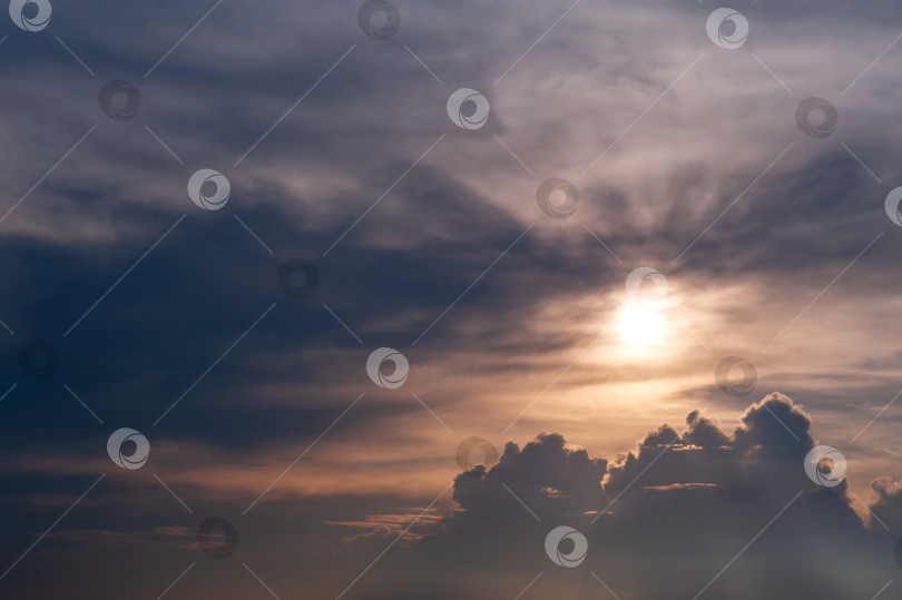 Скачать Грозовое небо с драматическими облаками из-за приближающейся грозы на закате фотосток Ozero