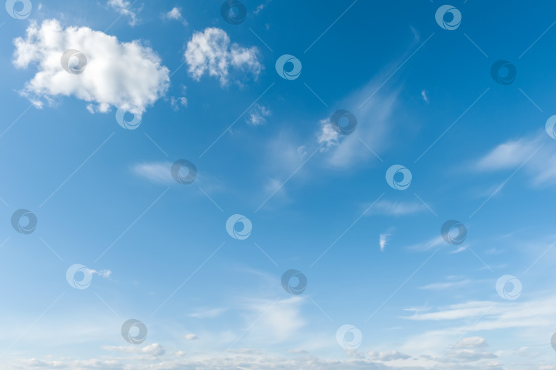 Скачать Голубое небо с облаками. Красивый, естественный фон. фотосток Ozero