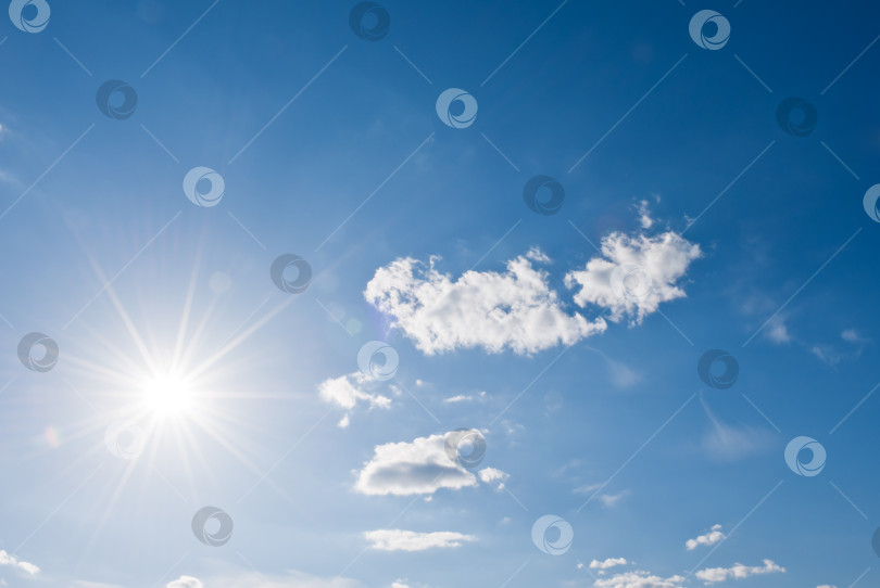 Скачать Солнечный фон, голубое небо с белыми облаками и солнцем фотосток Ozero