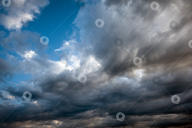 Скачать Грозовое небо с драматическими облаками из-за приближающейся грозы на закате фотосток Ozero