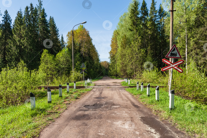 Скачать Железнодорожный переезд в лесу и грунтовая дорога. фотосток Ozero