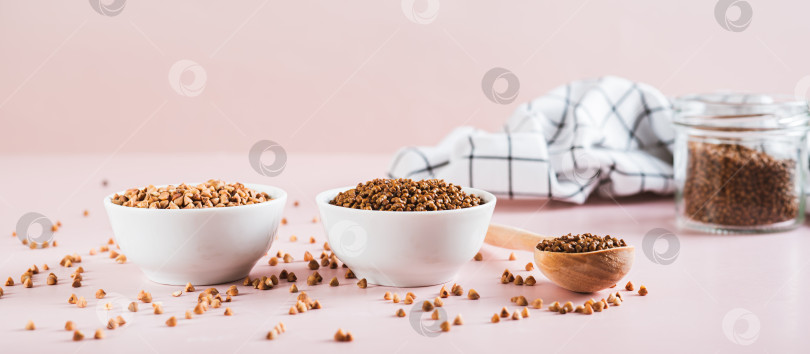 Скачать Сухие гранулы гречневого чая в миске, ложке и банке на столе веб-баннер фотосток Ozero