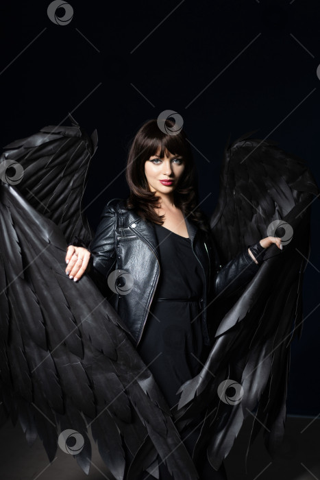 Скачать Черный ангел на лестнице. Молодая девушка с черными ангельскими крыльями в черном длинном платье. фотосток Ozero