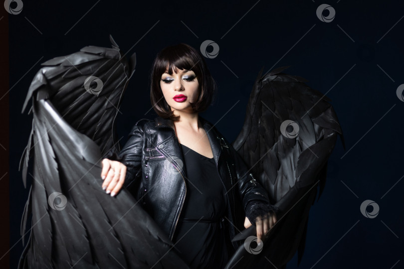Скачать Черный ангел на лестнице. Молодая девушка с черными ангельскими крыльями в черном длинном платье. фотосток Ozero