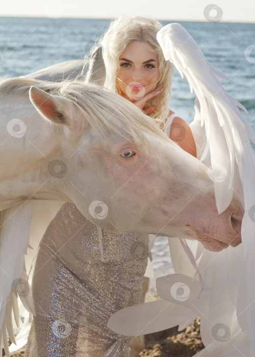 Скачать симпатичная молодая леди катается верхом на лошади по пляжу ранним утром фотосток Ozero