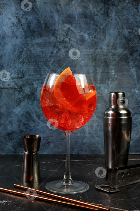 Скачать Праздничный алкогольный коктейль Aperol spritz в бокалах на темном фоне, концепция бара и новогодней ночи, алкогольные напитки на вечеринке, реклама ресторана, фотосток Ozero