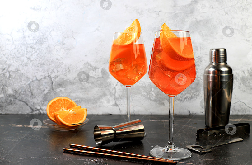 Скачать Праздничный алкогольный коктейль Aperol spritz в бокалах на темном фоне, концепция бара и новогодней ночи, алкогольные напитки на вечеринке, реклама ресторана, фотосток Ozero