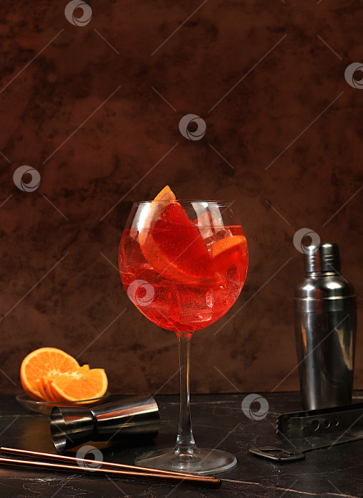 Скачать Праздничный алкогольный коктейль Aperol spritz в бокалах на темном фоне, концепция бара и новогодней ночи, алкогольные напитки на вечеринке, реклама ресторана фотосток Ozero