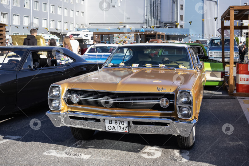 Скачать Винтажный светло-коричневый автомобиль AMC Marlin на выставке ретро транспорта Original Meet фотосток Ozero