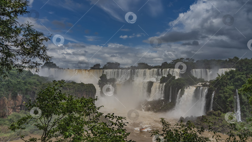 Скачать Красивый пейзаж с водопадом. фотосток Ozero