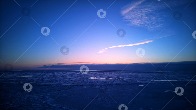 Скачать Закат на замерзшем заливе фотосток Ozero