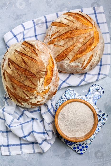 Скачать Круглый пшеничный хлеб ручной работы на закваске. фотосток Ozero