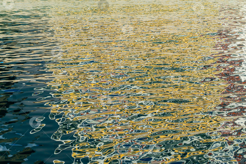 Скачать Гладкое море - традиционный цвет морской волны с оттенками золота в лучах крымского осеннего солнца. Бархатный сезон. Спокойствие и релаксация. Элегантная природная концепция дизайна. фотосток Ozero