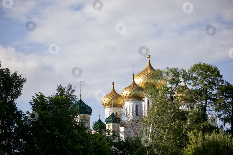 Скачать Золотые купола с крестами храма, церкви на фоне голубого неба. фотосток Ozero