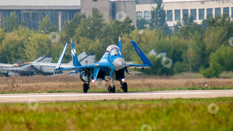 Скачать Российский палубный многоцелевой истребитель МиГ-29К (НАТО - Fulcrum-D) развернулся на взлетно-посадочной полосе после посадки. Крыло в сложенном положении. Размытый фон. фотосток Ozero