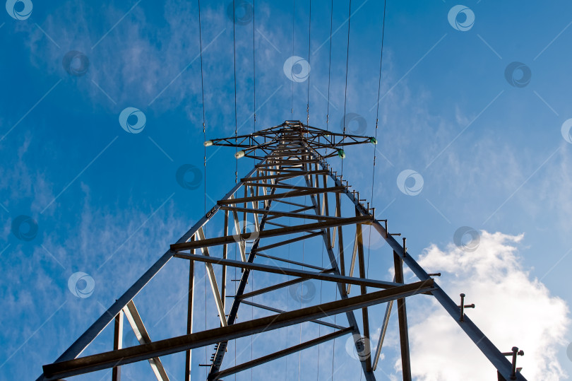 Скачать Изображение азиатской электросети и голубого неба. фотосток Ozero