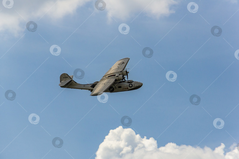 Скачать PBY "Каталина" - морской патрульный гидросамолет времен Второй мировой войны выполняет демонстрационный полет. 100 лет Военно-воздушным силам России. фотосток Ozero