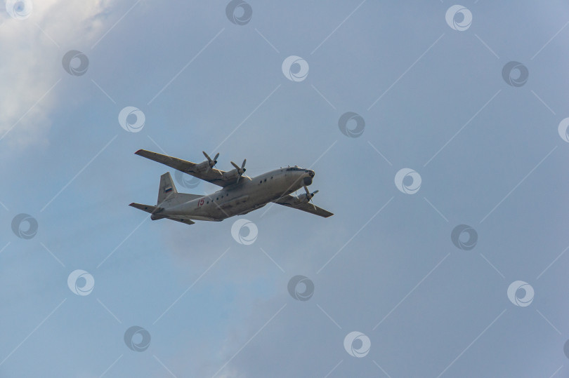 Скачать Военно-транспортный самолет Ан-12БК (по кодификации НАТО cube) ВВС России выполняет демонстрационный полет. 100-летие Военно-воздушных сил России.. фотосток Ozero