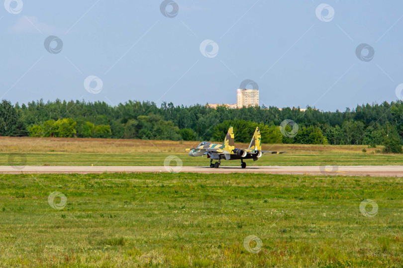 Скачать МАКС-2011. Советско-российский многоцелевой истребитель Су-35 (НАТО - Flanker-E) на взлетно-посадочной полосе после посадки. Крупный план. фотосток Ozero