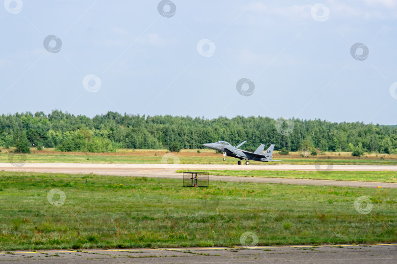 Скачать Американский двухмоторный сверхзвуковой всепогодный истребитель четвертого поколения McDonnell-Douglas F-15 "Игл" приземлился на бетонную взлетно-посадочную полосу. Крупный план. МАКС-2011. фотосток Ozero