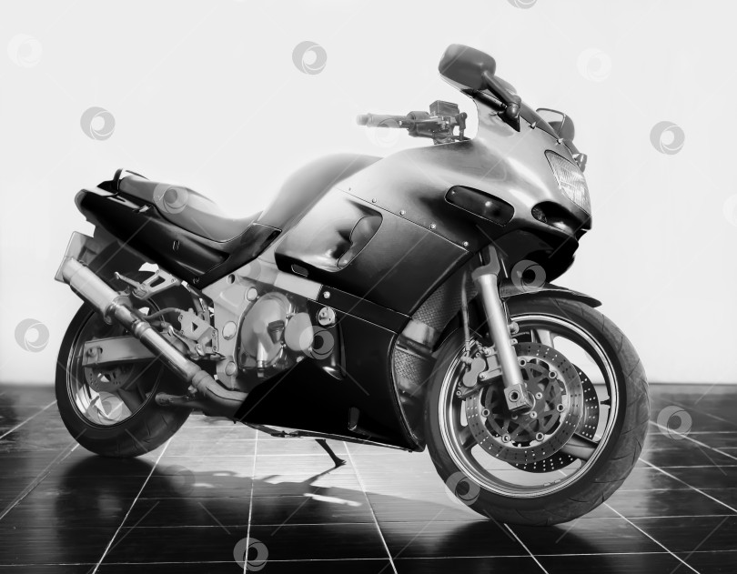 Скачать мотоцикл в студии фотосток Ozero