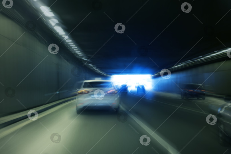 Скачать машины выезжают из туннеля в центре города фотосток Ozero