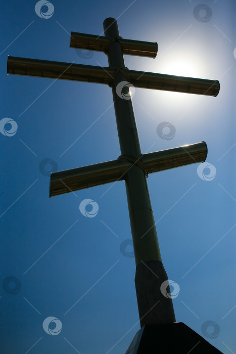 Скачать Металлический крест в солнечном небе фотосток Ozero