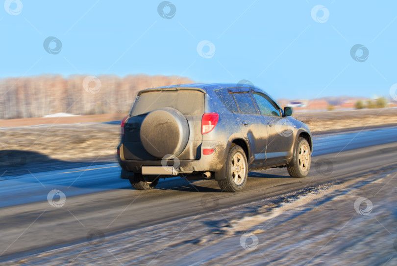 Скачать Внедорожник едет зимой по шоссе фотосток Ozero