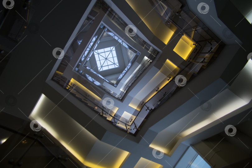 Скачать Прозрачная крыша в офисном здании фотосток Ozero